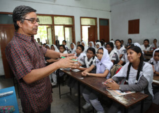 teacher-teaching-in-a-classroom
