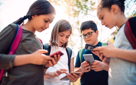 mobile-phone-on-kids-hand