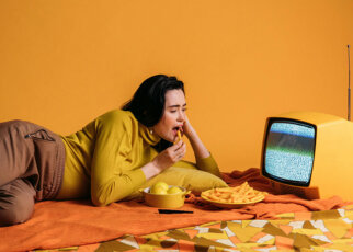 watching-tv-while-eating