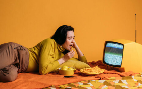 watching-tv-while-eating
